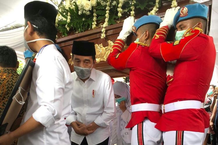 Presiden Joko Widodo melakukan tradisi brobosan di bawah peti jenazah ibundanya.