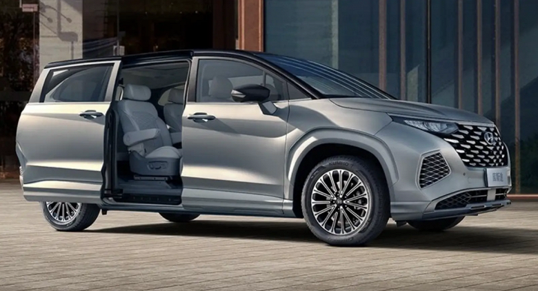 La arquitectura interior con una pantalla multimedia de 10,4 pulgadas orientada verticalmente no ha cambiado.