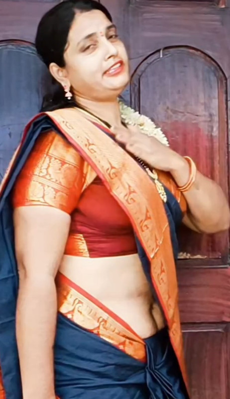 hot telugu aunty sexy navel in orange and black saree.mp4_snapshot_00.15.066