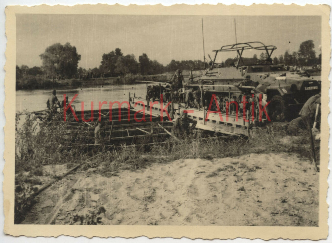 Foto Wehrmacht 18. Panzer Div. Ponton Brücke Panzer Halbkette 251 Funker