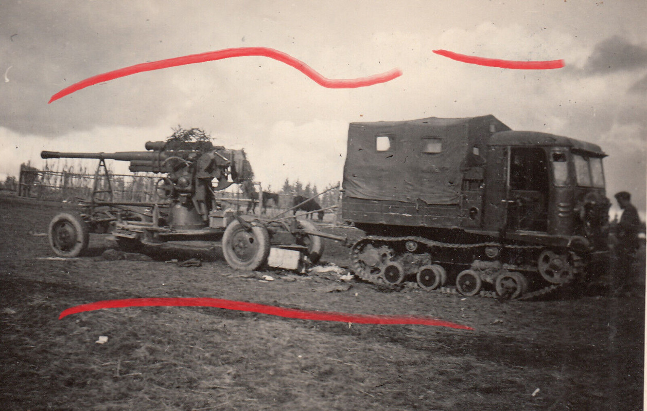 Foto WH Soldat Beute Raupenschlepper Artillerie Rußland Schlepper Traktor