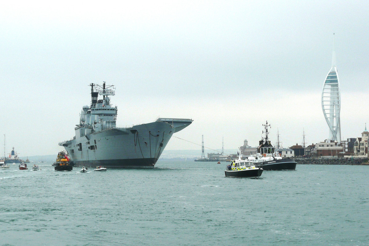 HMS Ark Royal (R.07) уводят на разборку, 20 мая 2013
