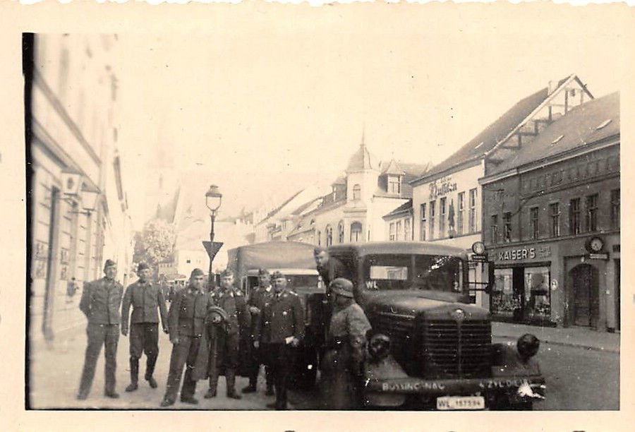 Deutsche Soldaten am LKW Büssing - NAG