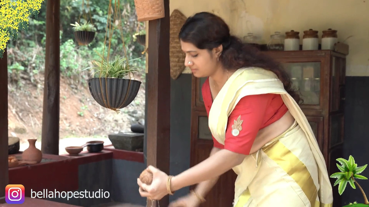 Curvy Beautiful Malyali Lady Sexy Big Boobs and Tummy in Kerala Saree.mkv_snapshot_00.13.746