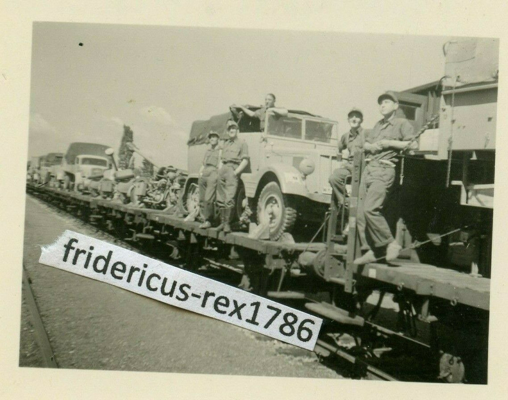 Foto WH Gebigs Div. Panzer Jäg. Abt. Bahntransport nach Griechenland Pak Krad
