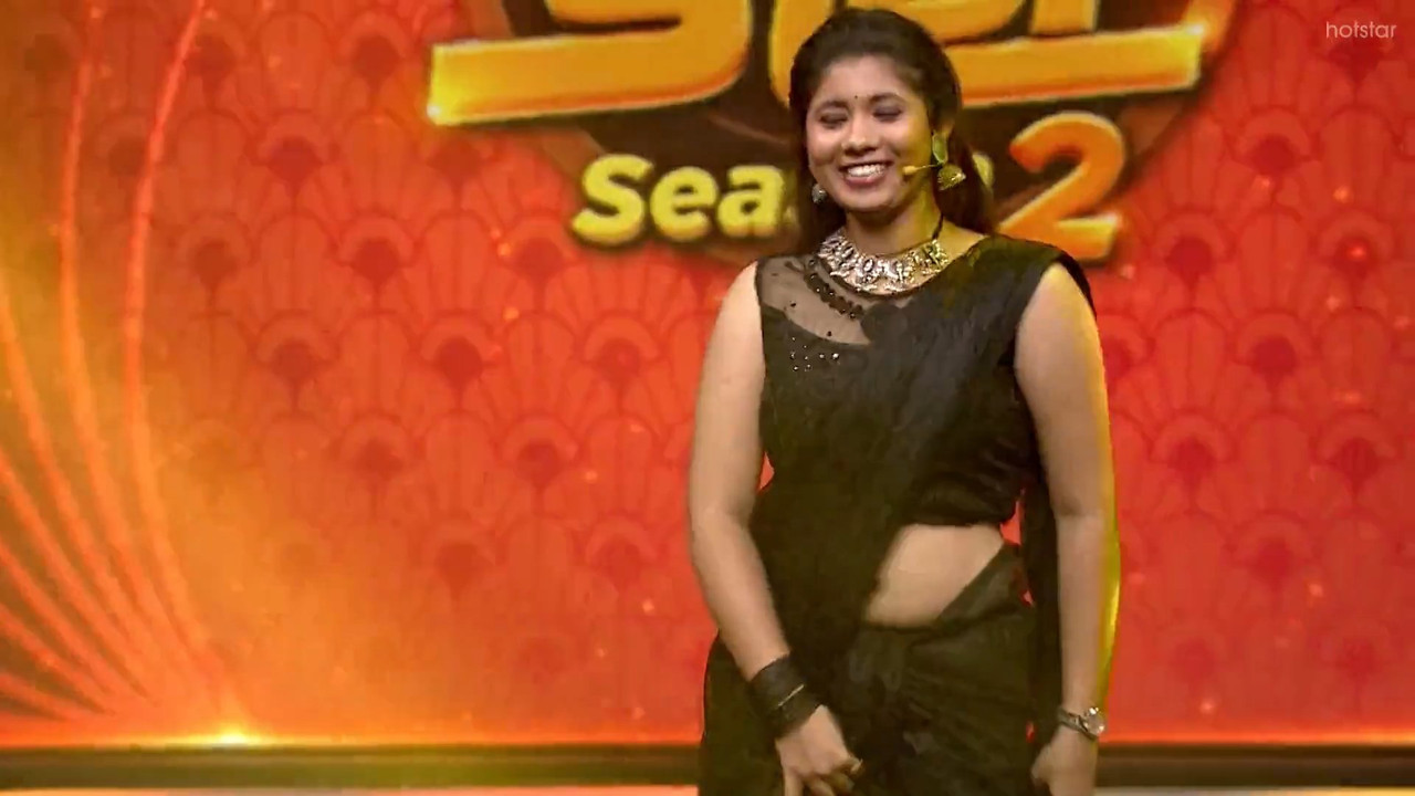 Hot Kannada Girl Open Big Navel show in Black Saree.mkv_snapshot_00.17.816