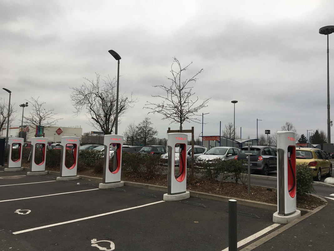 Superchargeur-tesla-Belle-Epine-Thiais-1