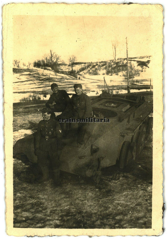 Orig. Foto Soldaten mit zerstörte Beute Panzer Tank in Russland