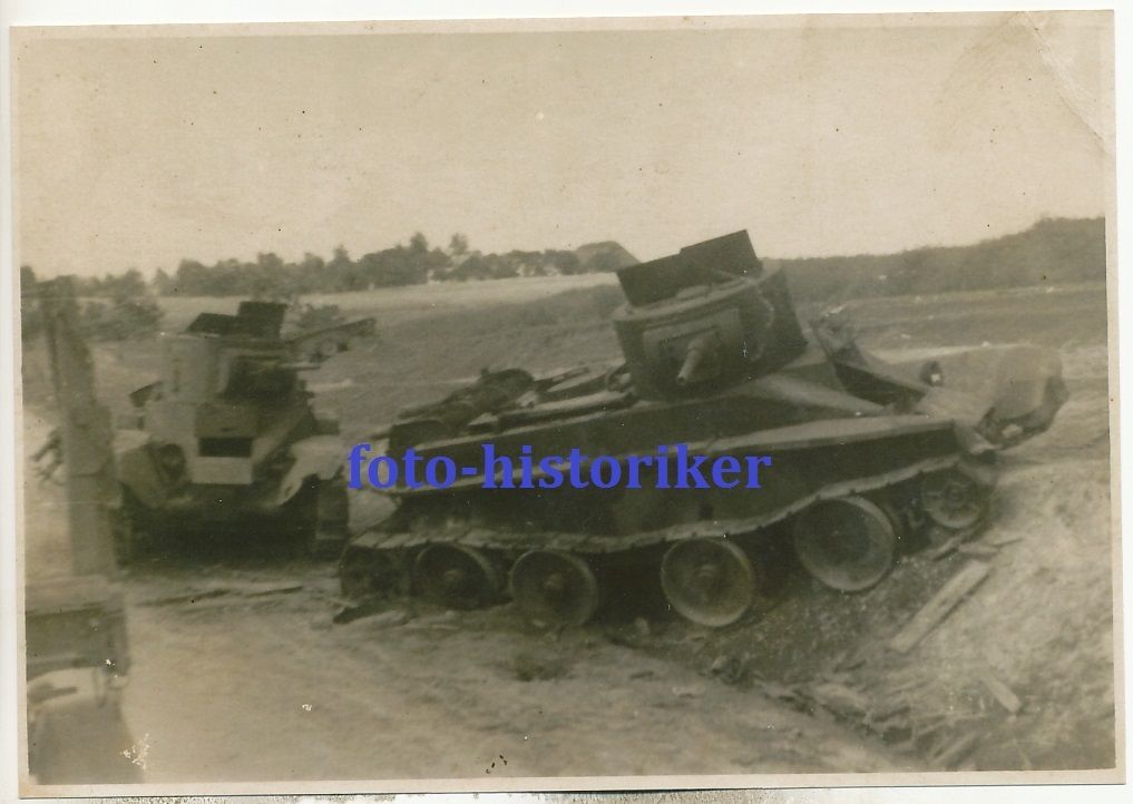 Reihe zerstörte russische Panzer BT-7