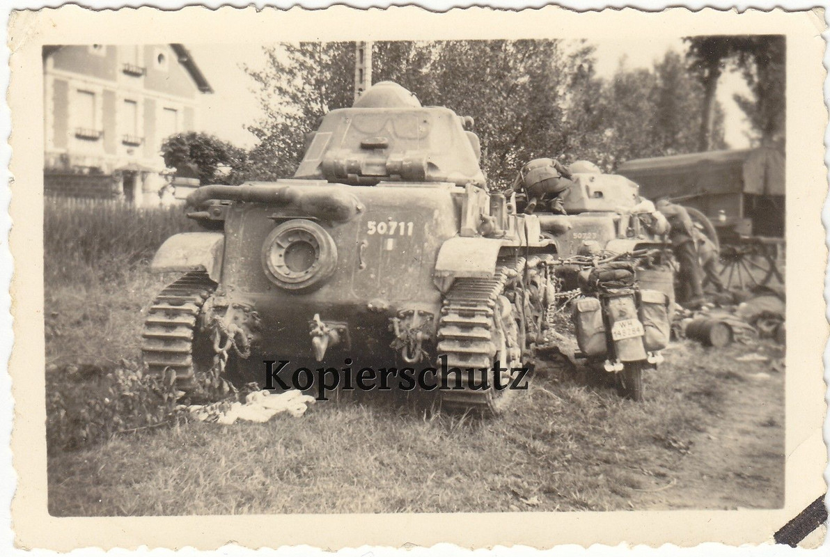 zwei französische Panzer Tank Char Hotchkiss H-3