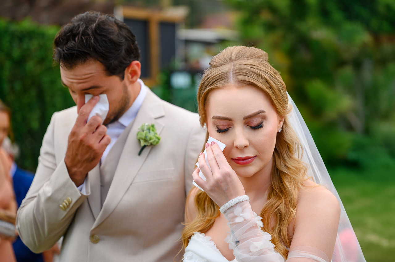 Noivos emocionados durante a cerimônia de casamento