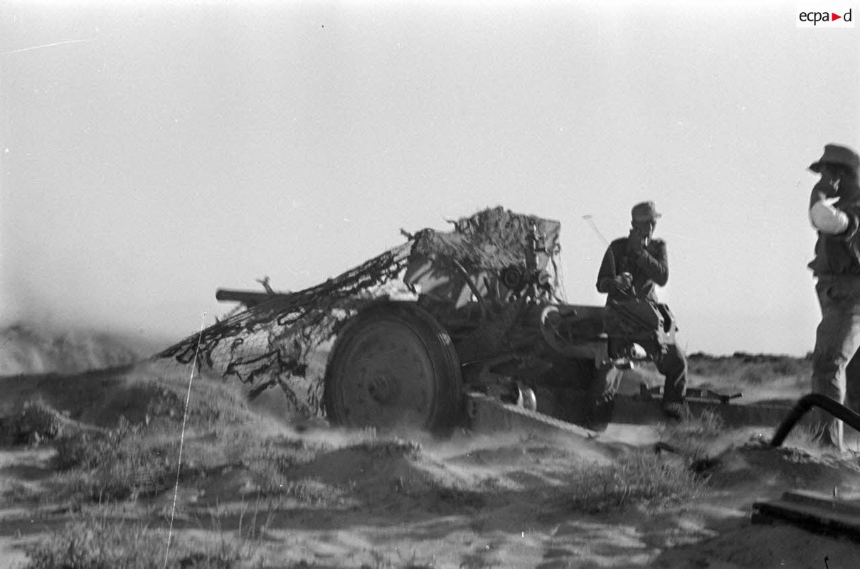 Une pièce Pak 36 (r) de 76,2 mm d'origine soviétique en action.9