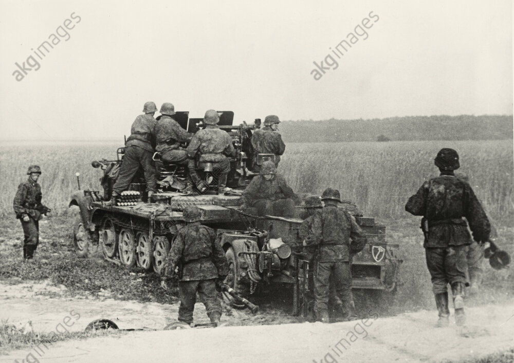 Sturmgeschütz im Kampf gegen feindliche Panzer. Die Spitze der Division ist auf feindlichen Widersta