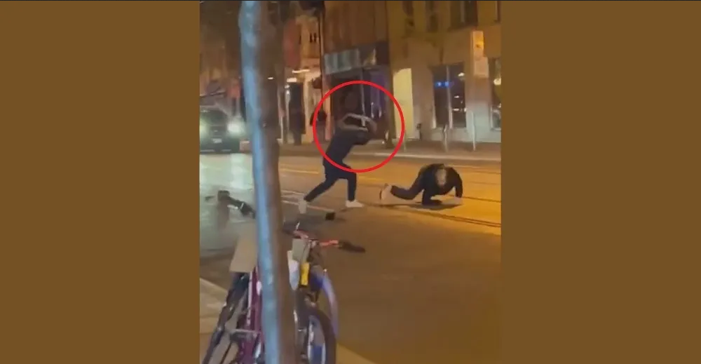 Hombre utiliza una serpiente pitón para golpear a otro en pelea callejera