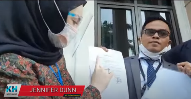 Surat Talak yang ditunjukkan oleh Jennifer Dunn