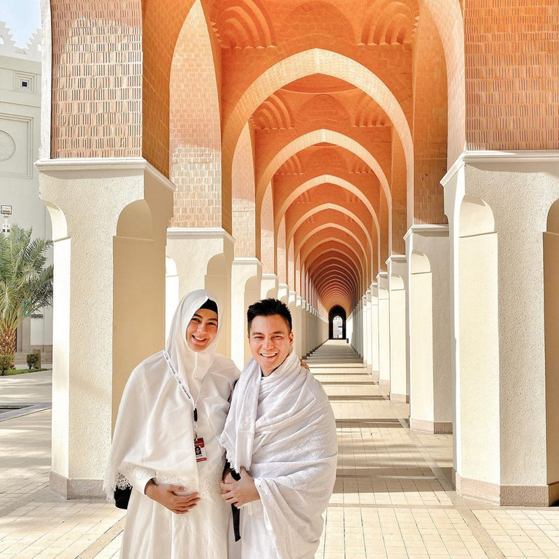Baim Wong dan Paula Verhoeven umrah