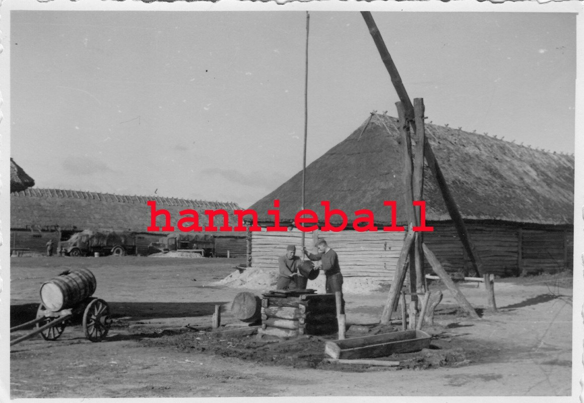 FOTO - WASSER BRUNNEN IM LAGER BEI SMOLENSK  RUSSLAND (Pz.Gr. 2-GUDERIAN)