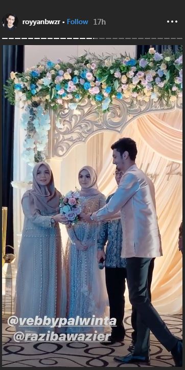 Penyerahan bunga untuk Vebby Palwinta