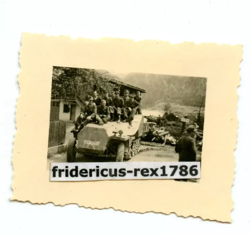 F11 Foto WH Sd Kfz 251 Halbkette Sonderumbau - Ladefläche - an der Front (1)