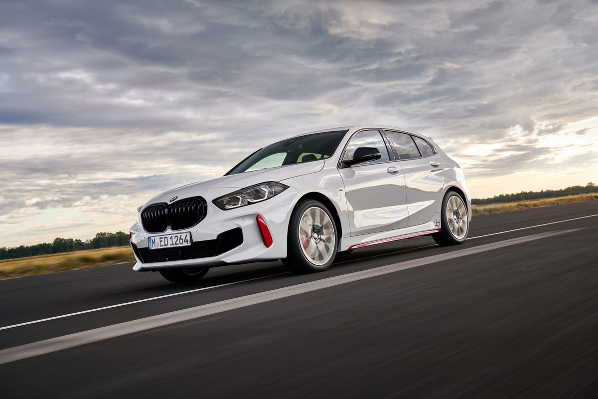 P90402172_highRes_the-all-new-bmw-128t