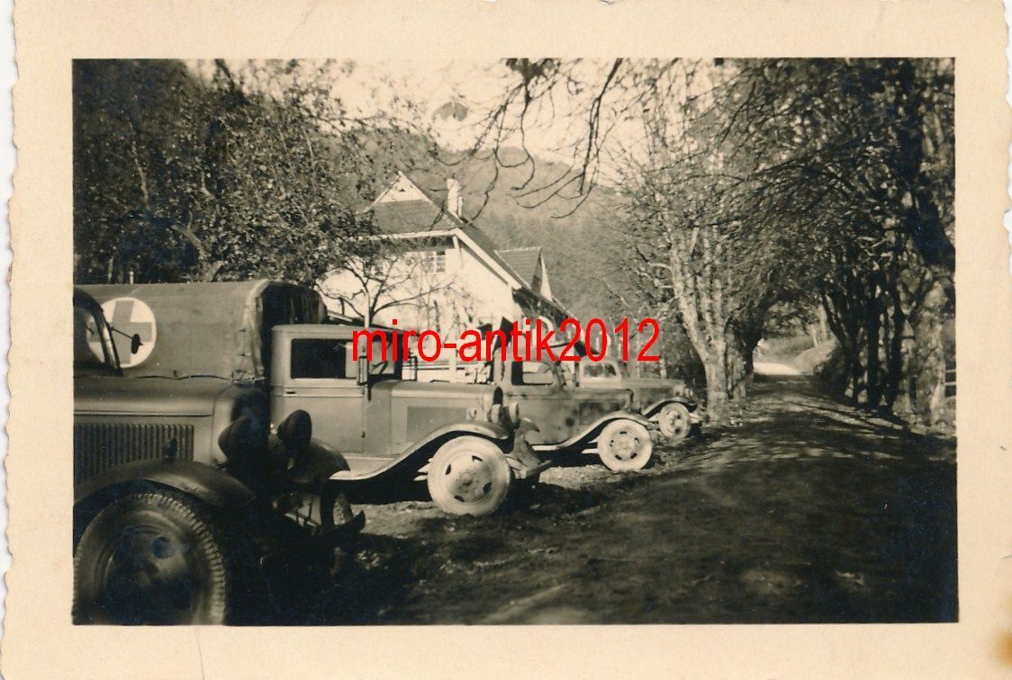 Foto, Wehrmacht, Sanitäts Lkw auf einem Parkplat