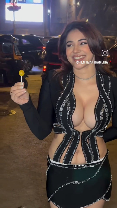 Hot sexy desi actress boobs navel in seducing black costume.mp4_snapshot_00.32.429