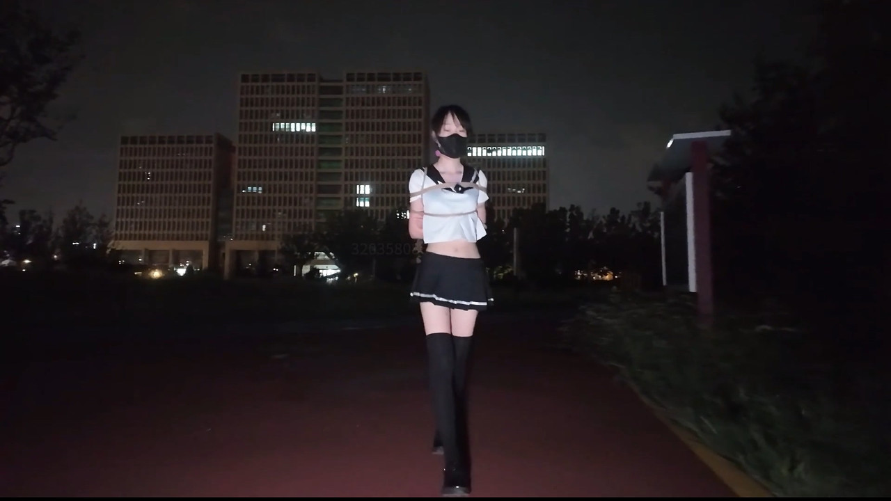 长颜草 定拍少萝霜喵户外情趣内衣捆绑散步.mp4_20251015_083327.514