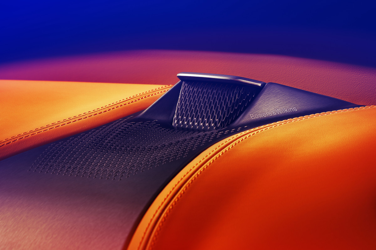 AstonMartinDBX707_15