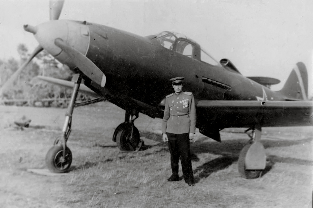 Bell-P-39N-Airacobra-129GvIAP-205IAD-Valentin-Figichev-CO-Ukrainian-Front-1944-01