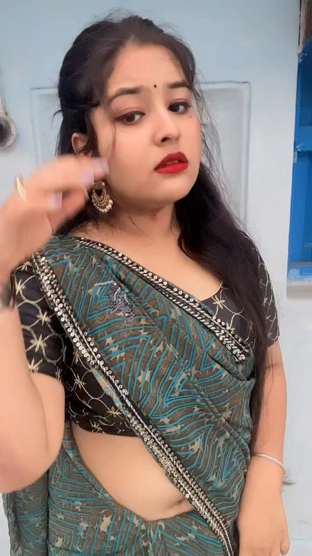 beautiful marathi gilr deep fleshy navel in green saree mp4 snapshot 00 00 010
