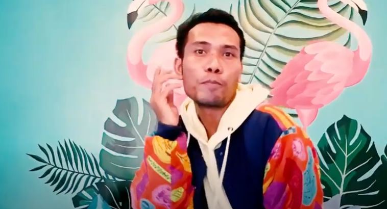 Udin Sedunia di video clip lagu 'Goyang 3 Jari' (YouTube)