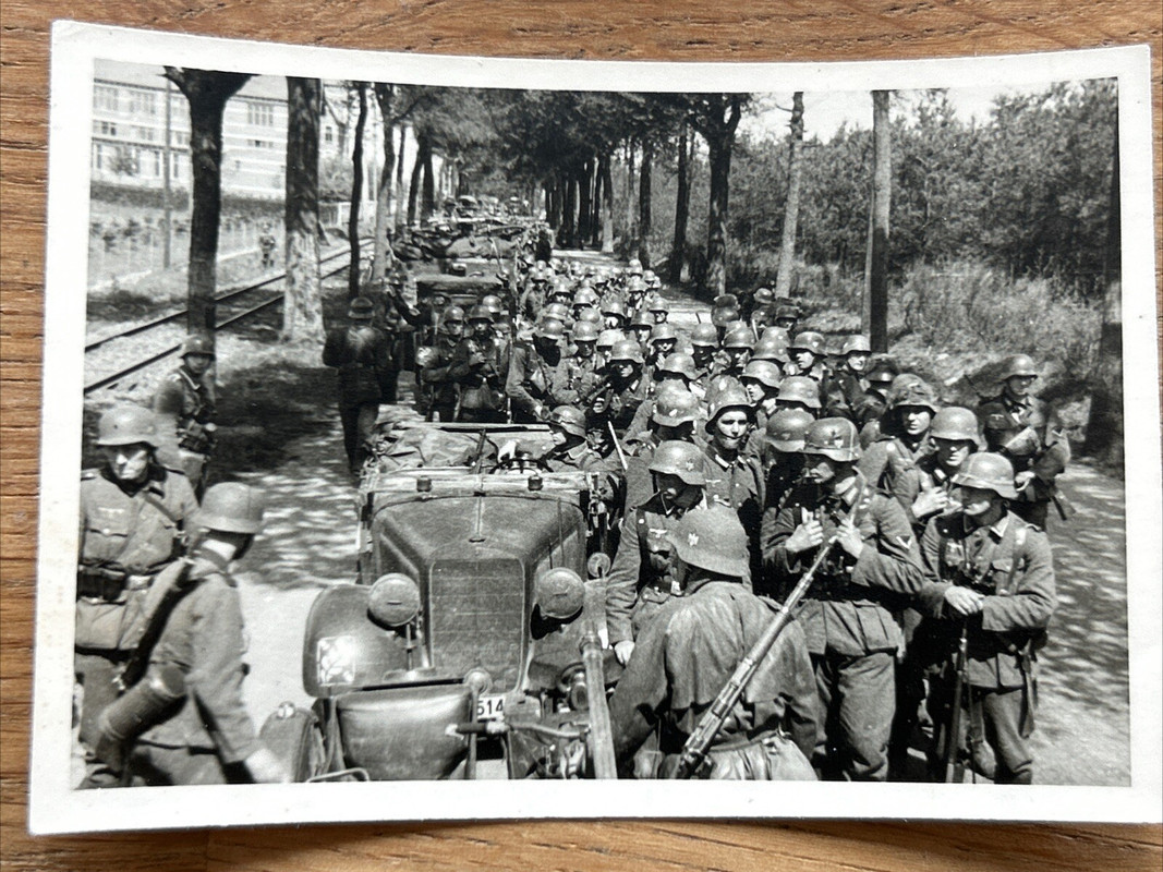 Foto Wk2 Wehrmacht Soldaten Front Fahrzeug Pkw Kfz (1)
