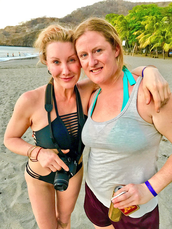 Mit ihre schlanke Körper und Dunkelblond Haartyp ohne BH (BH-Größe 34B) auf Strand im Bikini
