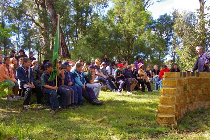 https://i.postimg.cc/6pG4yhvY/Members-of-Scouts-Australia-from-several-groups-attending-Scouts-Own-in-camp.jpg