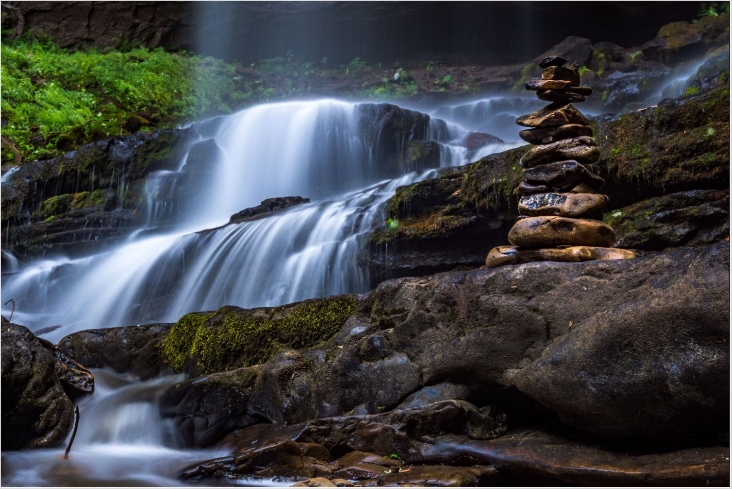 Cascade-fall-flowing-green-long-exposure