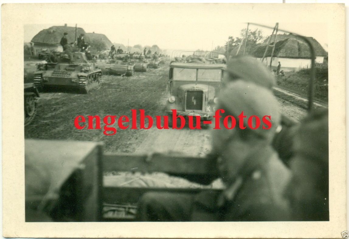 Fzg.mit WAPPEN mit K   PANZER-KOLONNE - Rußland-