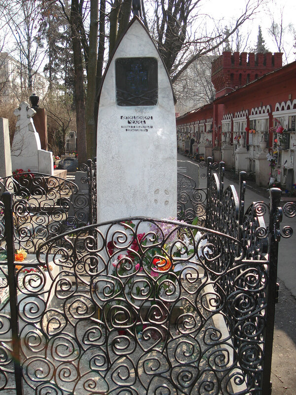 02-Grave-of-Anton-Chekhov-1