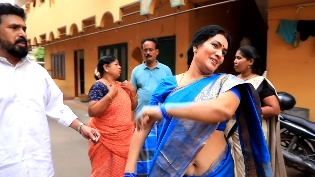 Tamil Sexy Actress wide open Deep Navel show in blue saree.mp4_snapshot_00.14.809