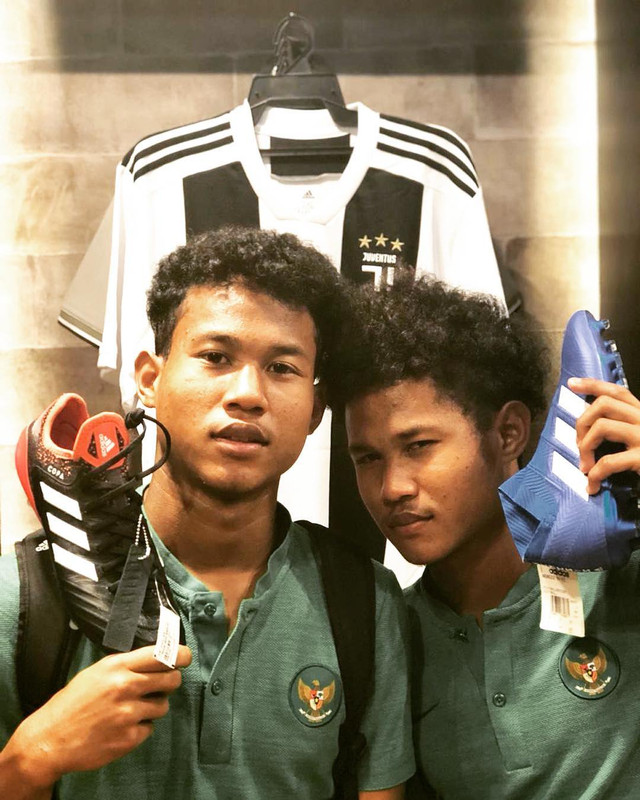 Kekompakan Bagus Kahfi dan Bagas Kaffa saat berbelanja sepatu di Malaysia.