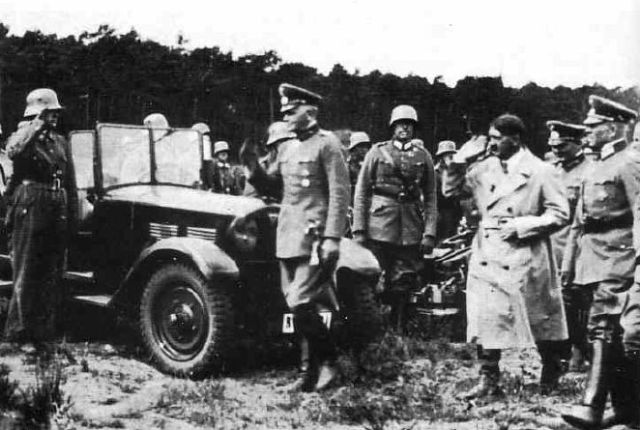 Maniobras en Kummersdorf en 1934. Guderian a la derecha de la imagen, junto a Hitler, con gabardina blanca