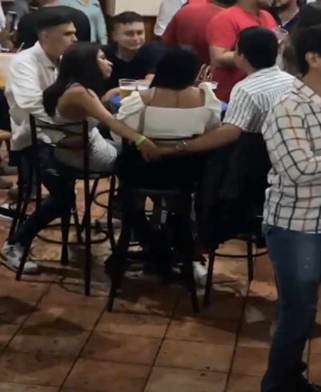 Captan infidelidad doble en plena reunión de amigos y se vuelven viral