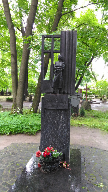 04-Mogila-Olgi-Berggolc-na-Literatorskih-mostkah-Volkovskogo-kladbisa-Sankt-Peterburga