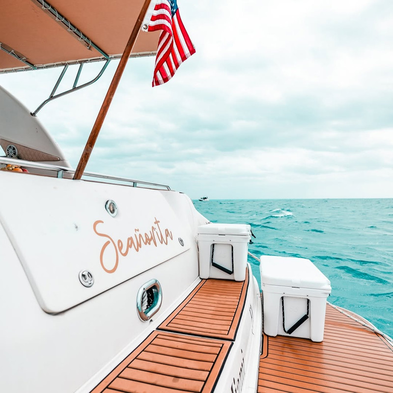 Seañorita 43 ft private yacht charter Cancun - Additional luxury features and premium boat rental amenities