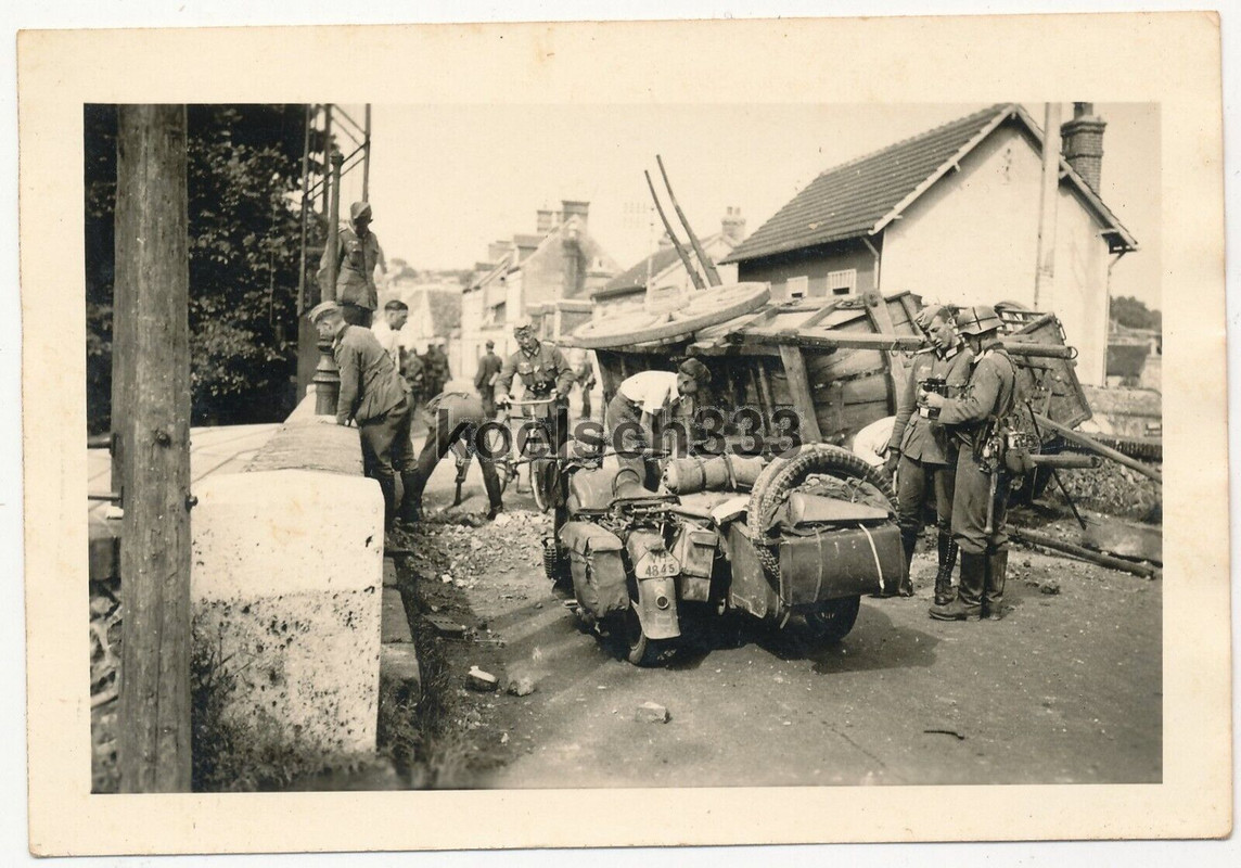 Foto Soldaten der Wehrmacht beseitigen Straßensperren in Frankreich 1940 Krad !