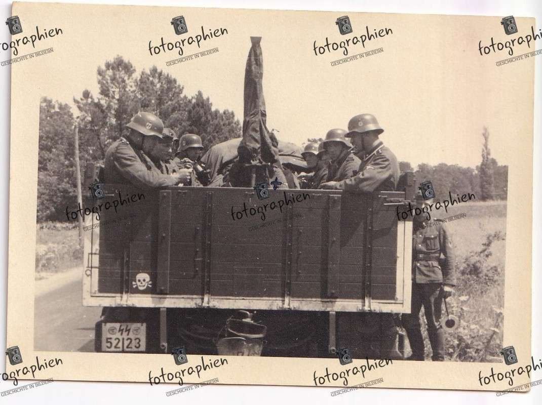 orginal Foto 2. Weltkrieg Frankreich Wehrmacht Soldaten Stahlhelm Kfz 1940