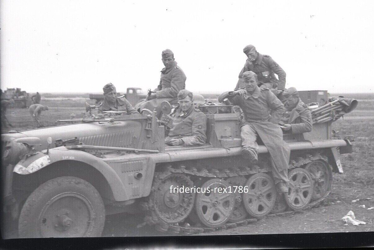 Foto Negativ Ostfront W-L. Rgt.1 HKL Sd Kfz 10 Besatzung Haufen Ausrüstung