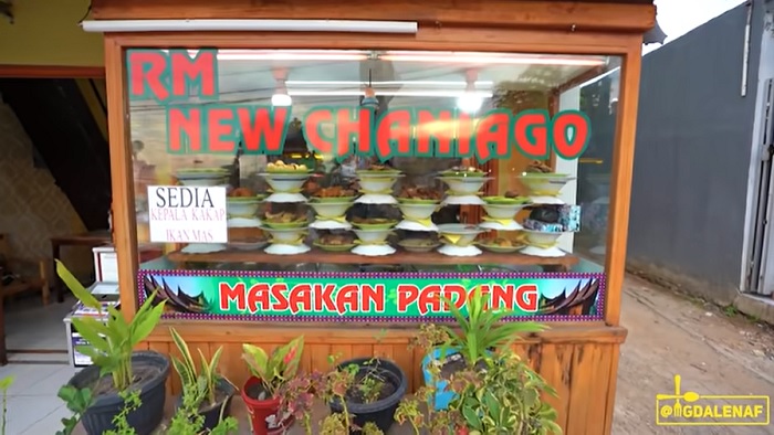 Rumah Makan New Chaniago yang menyajikan menu nasi Padang All You Can Eat cuma Rp 10 ribu.