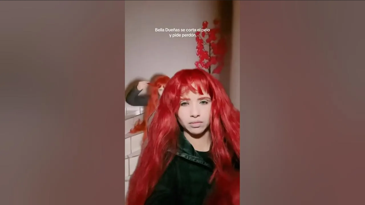 Bella Dueñas causa pánico tras arrancarse el pelo en plena 