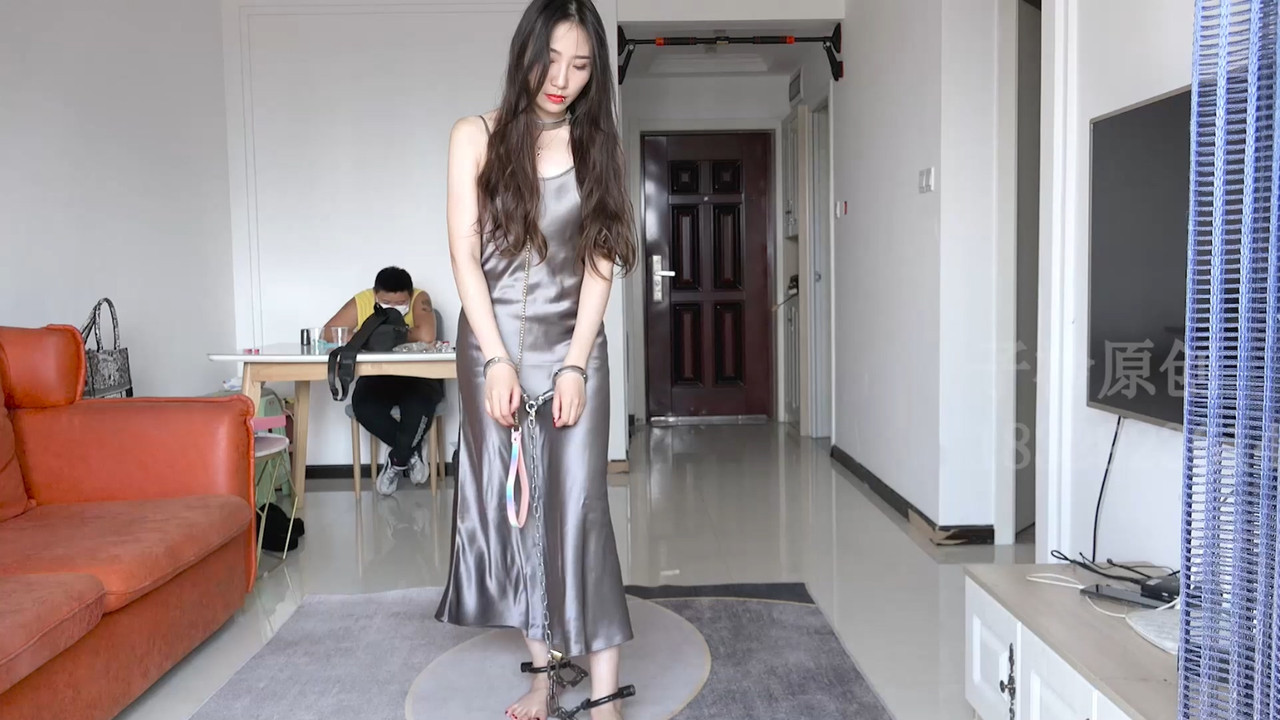 子衿原创 唇钉女孩妍如真空镣铐裸足口球调教.mp4_20231023_185239.787