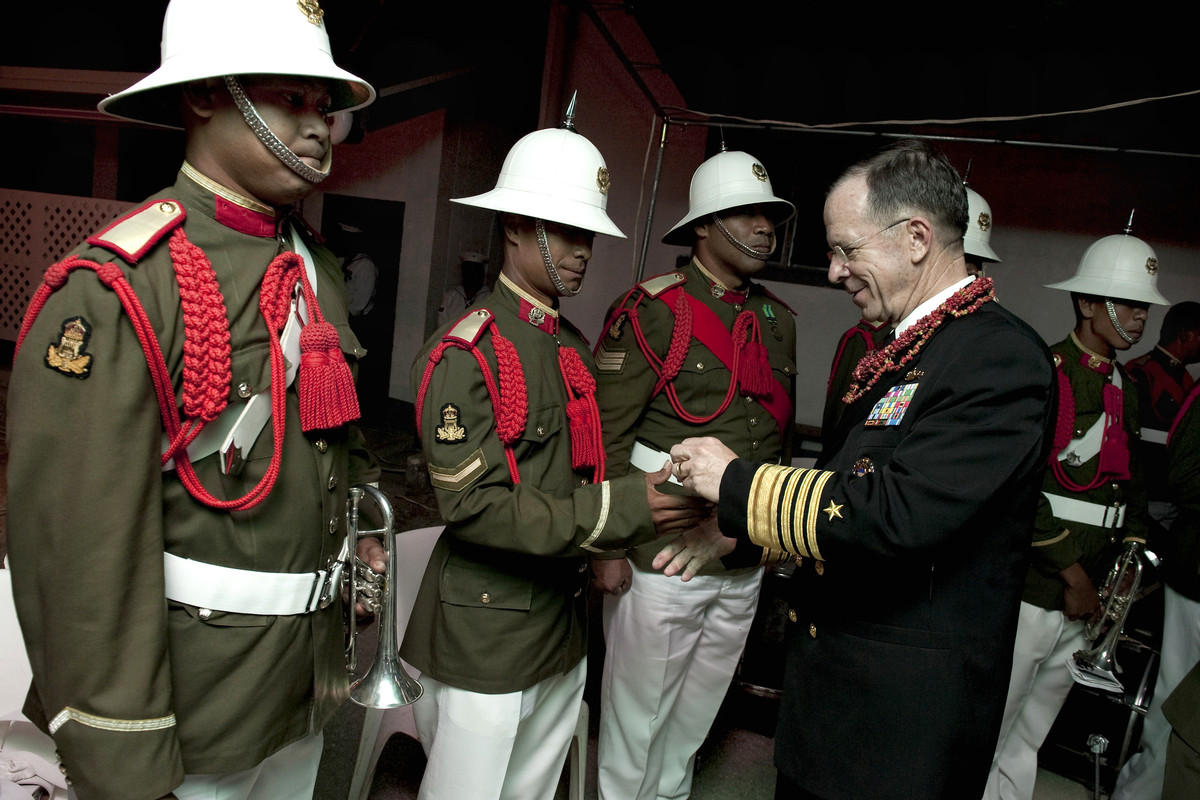 Tongan_honor_guard_for_Mike_Mullen_2010-11-09